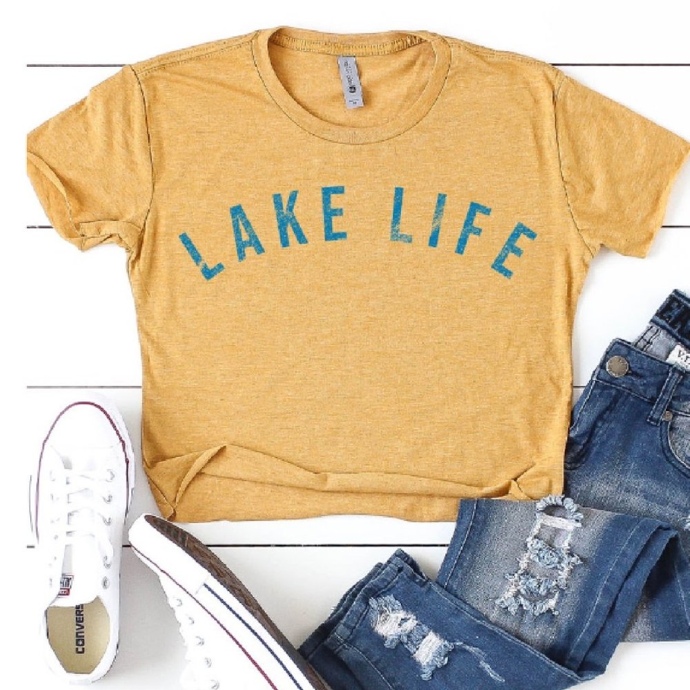 RETRO LAKE LIFE GRAPHIC CROP TOP